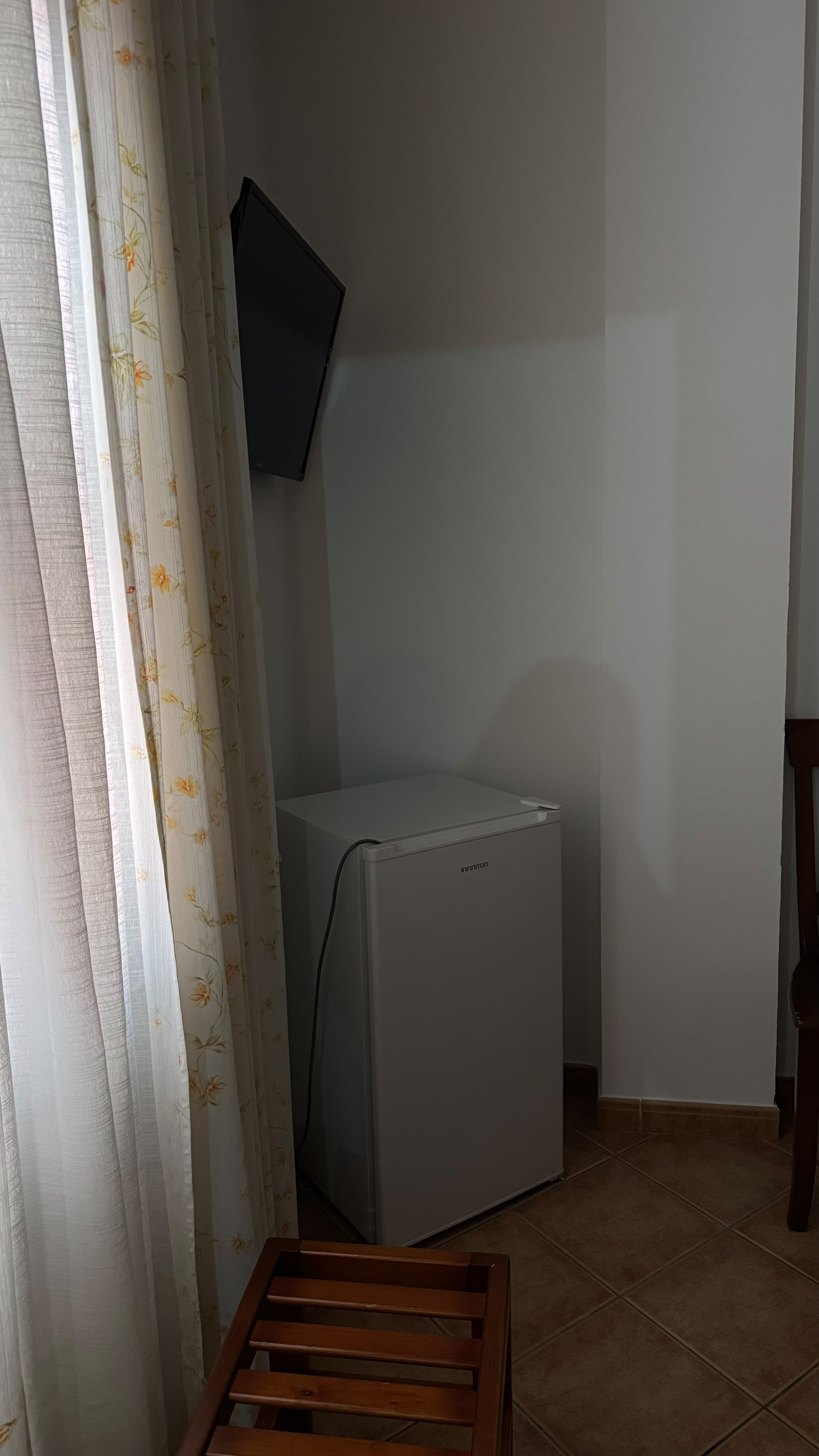 Detalle de TV y minibar en habitación de Hostal Santa Cruz