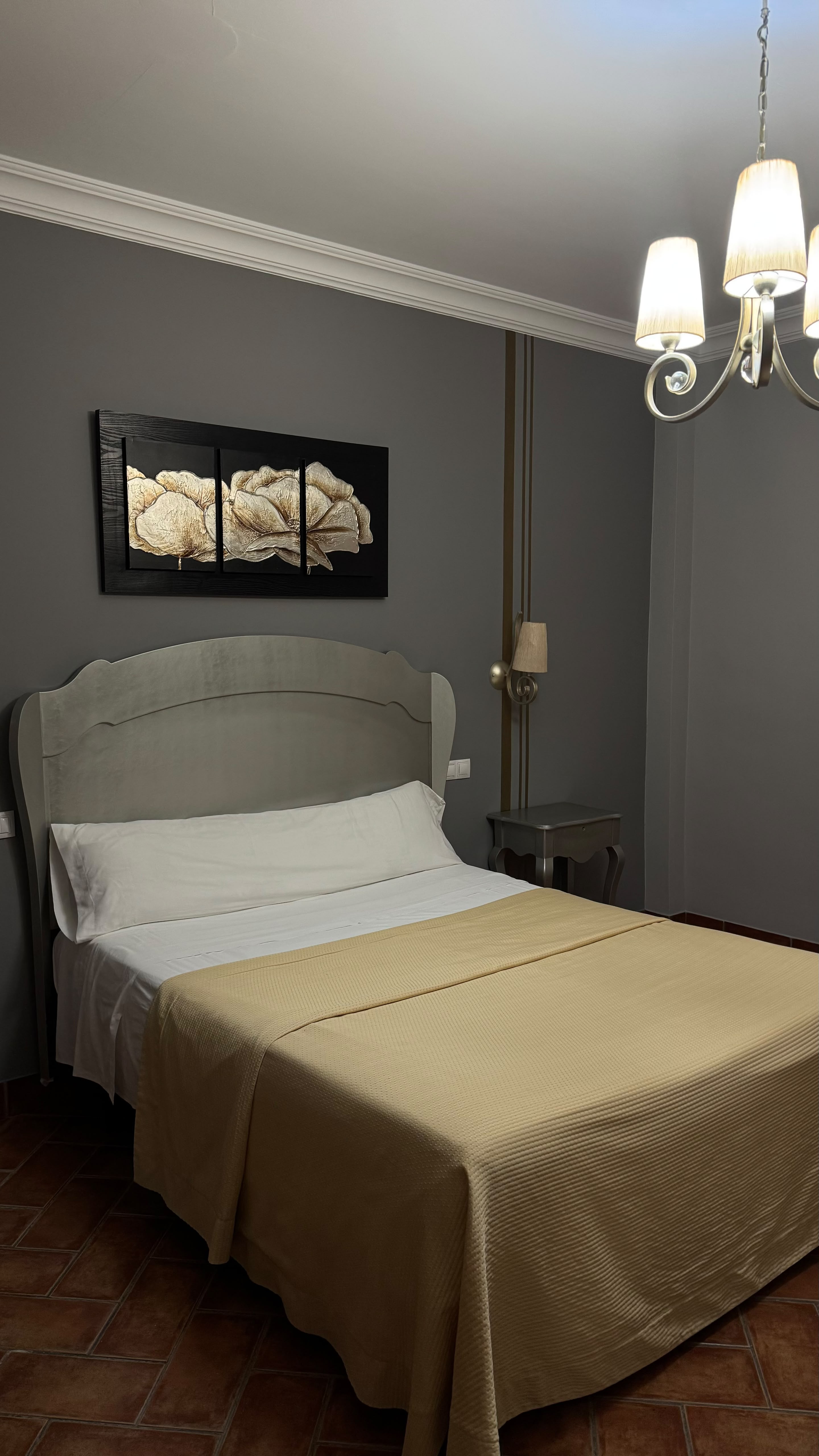 Habitación doble reformada en tonos grises en Hostal Santa Cruz